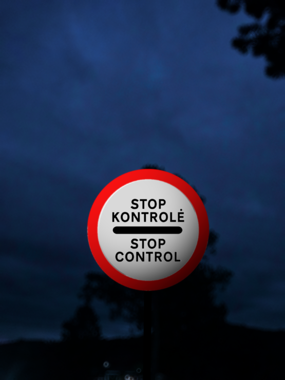 Pastatomas, mobilus, surenkamas kelio ženklas "Stop Kontrolė"