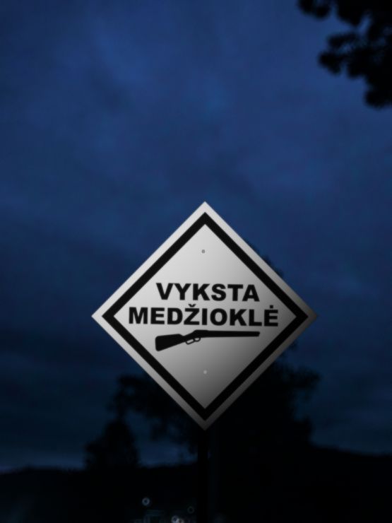 Pastatomas, mobilus, surenkamas kelio ženklas "Vyksta Medžioklė"