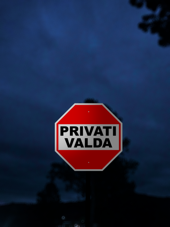Įkalamas ženklas "Privati valda"